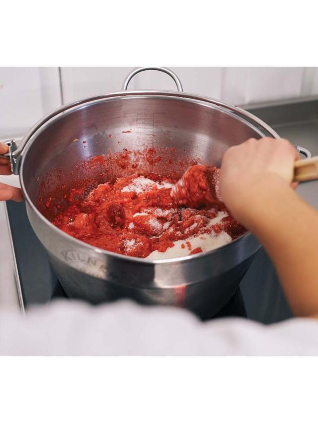 raspberry jam making